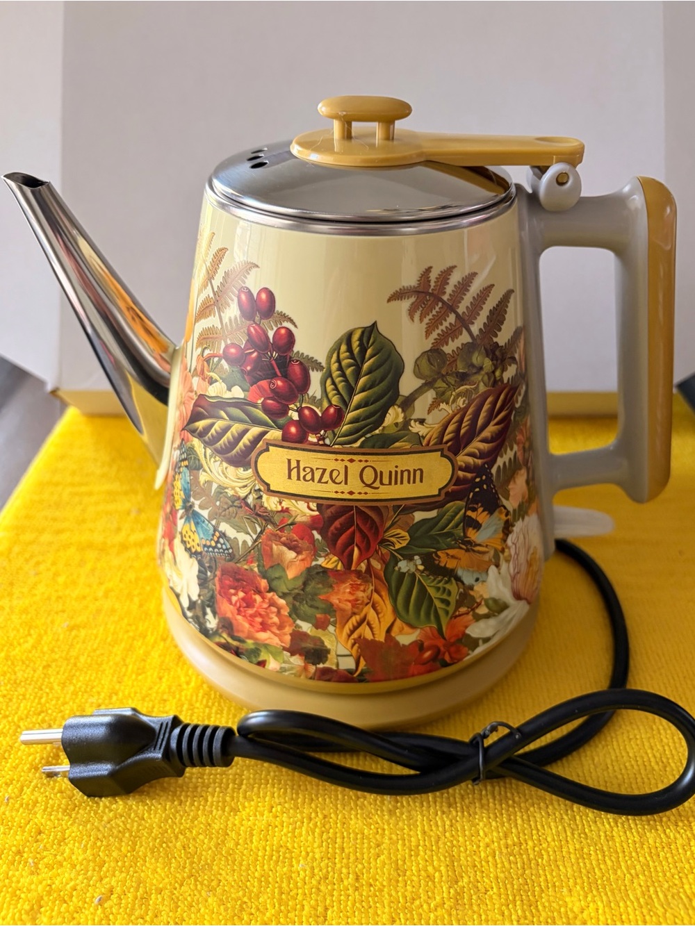 NIB Hazel Quinn Retro Electric Kettle 1L 800W Cream Yellow Small Tea Boiler